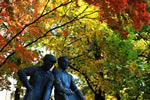 秋の大通公園レポート、漁労の像の紅葉