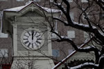 時計台、雪曇