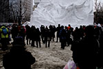 札幌第69回雪祭、開場を待てぬ人々