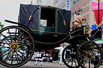 札幌祭りの御輿、黒い馬車