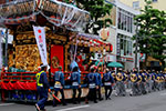 札幌祭りの御輿、令和が行く