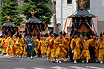 札幌祭りの御輿、街を行く