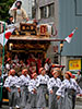 札幌祭りの御輿、赤と金