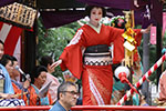 札幌祭りの御輿、赤い訪問着