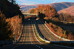 道東晩秋、車影なき高速道